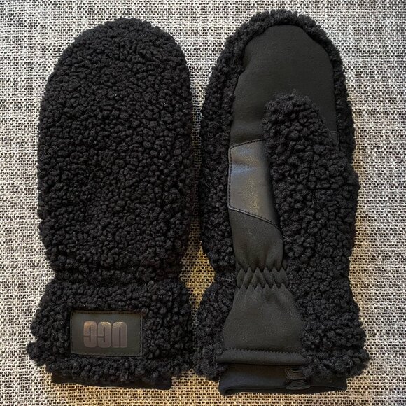 UGG Uggfluff Mittens Small/ Medium Never Worn - Picture 1 of 4